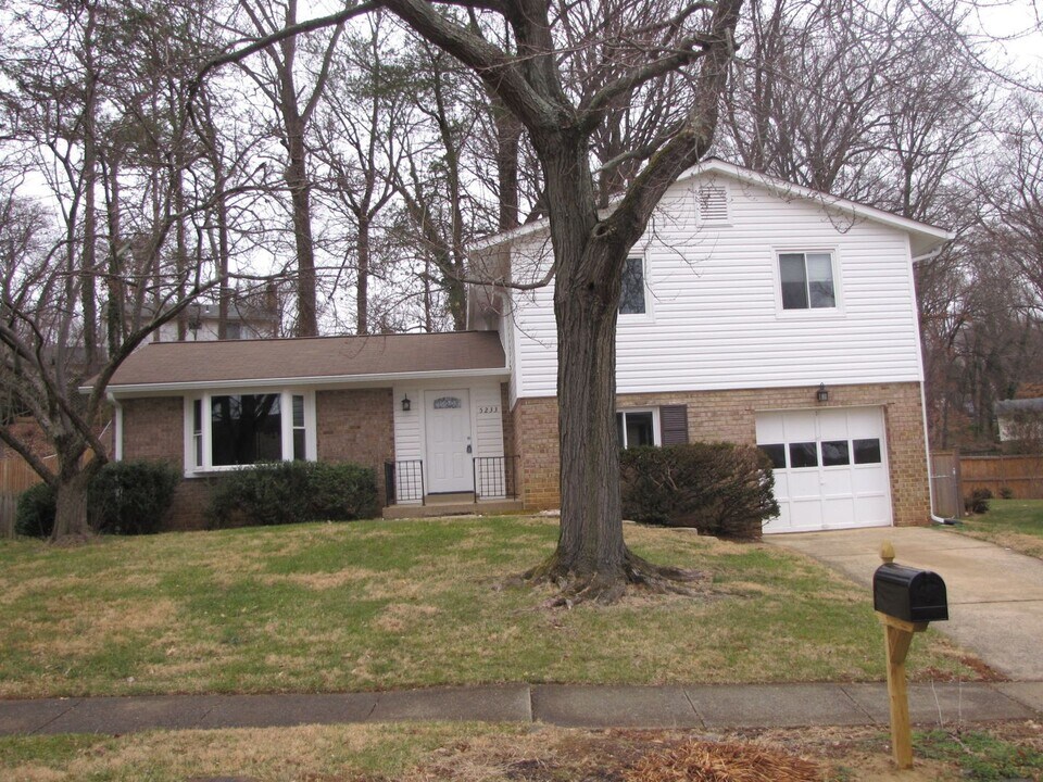 5233 Pommeroy Dr in Fairfax, VA - Building Photo