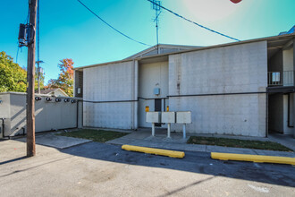 Woodlawn Place Apartments in Owensboro, KY - Building Photo - Building Photo