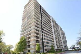 12550 Lake Ave in Lakewood, OH - Building Photo