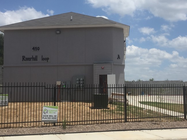 The Apartments at Riverhill in Laredo, TX - Foto de edificio - Building Photo