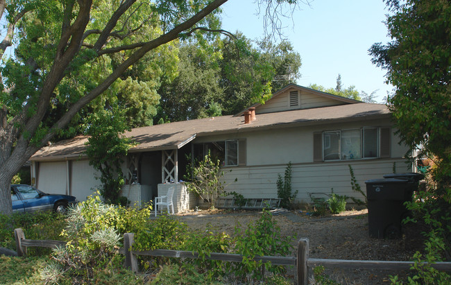 1825 S Springer Rd in Los Altos, CA - Foto de edificio - Building Photo