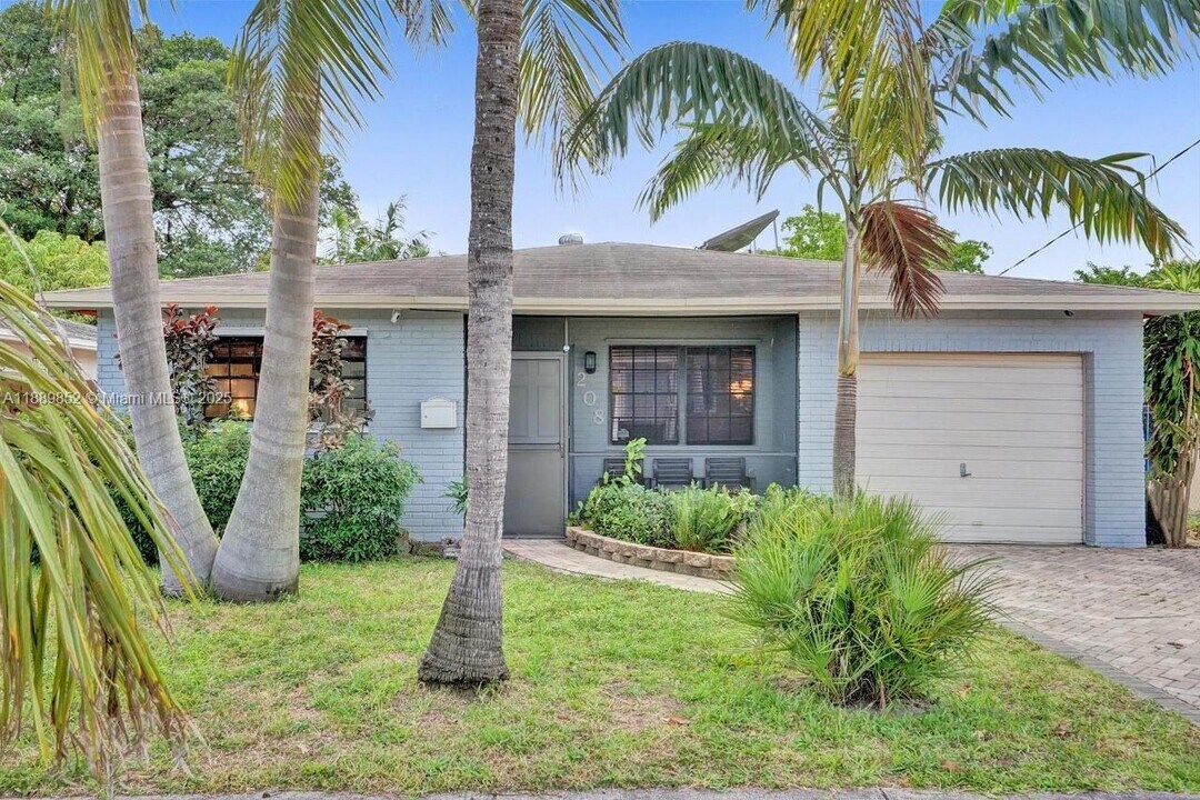 208 SW 2nd Ave in Hallandale Beach, FL - Building Photo