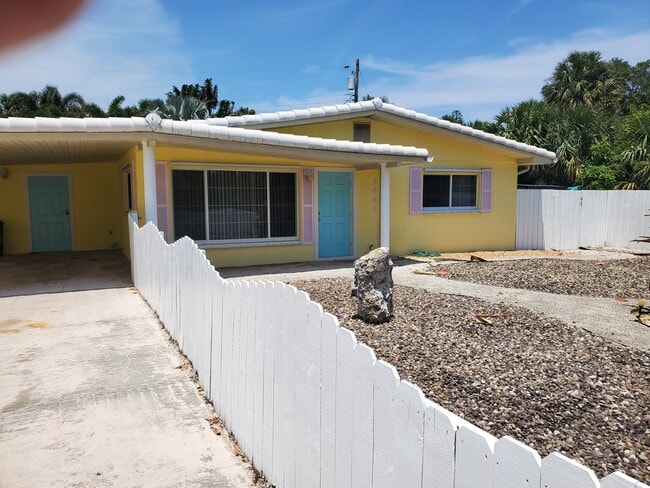 2447 NE Sharp St in Jensen Beach, FL - Foto de edificio - Building Photo