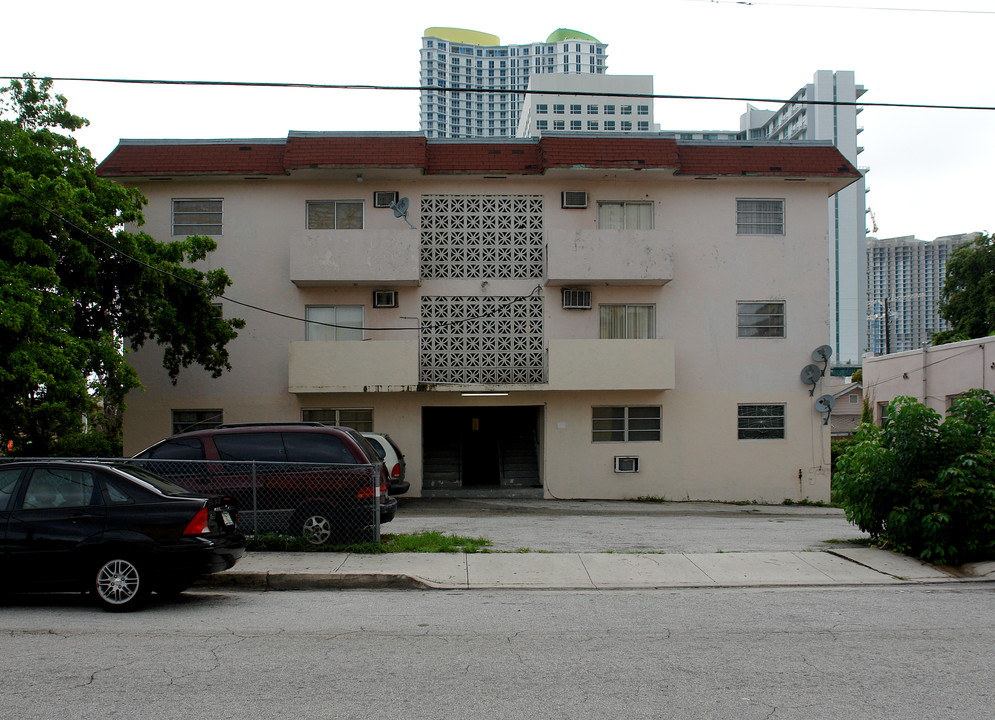 195 SW 9th St in Miami, FL - Building Photo