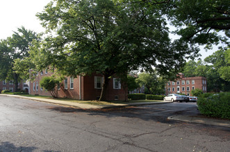 Glenayr Apartments in Arlington, VA - Building Photo - Building Photo