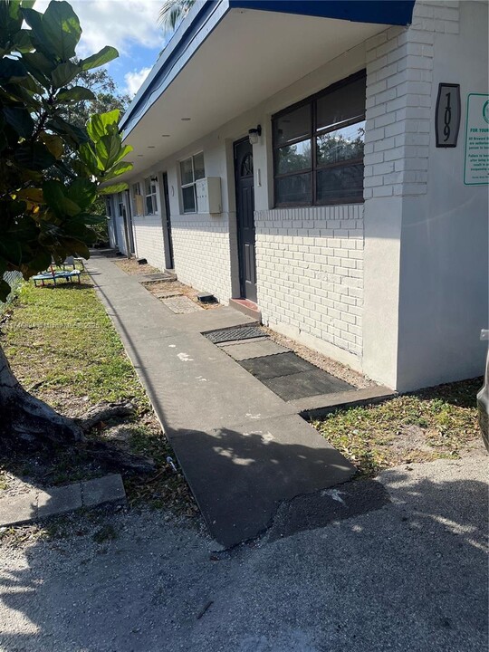 109 NW 14th Way in Dania Beach, FL - Building Photo