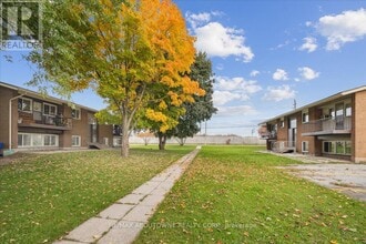 2350 Queensway Dr in Burlington, ON - Building Photo - Building Photo
