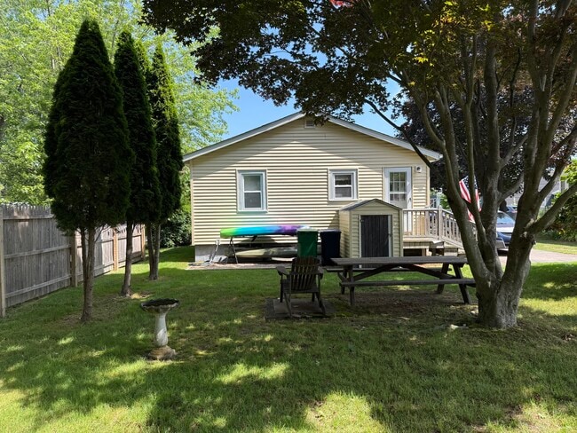 19 River Ave in South Kingstown, RI - Building Photo - Building Photo