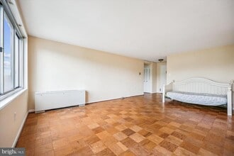 10201 Grosvenor Pl in Rockville, MD - Building Photo - Building Photo