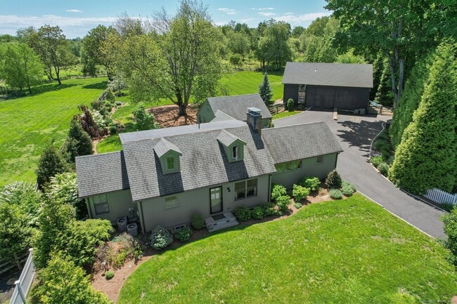 34 Sasco Creek Rd in Westport, CT - Building Photo - Building Photo