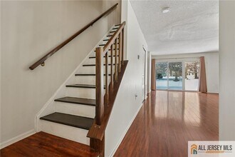 8 Marsh Ct in Lawrence Township, NJ - Foto de edificio - Building Photo