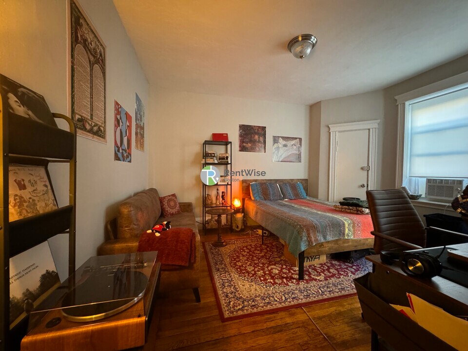 11 Royce Rd in Boston, MA - Building Photo