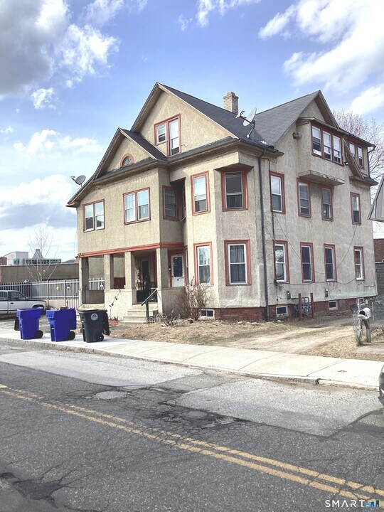 85 Franklin St in Torrington, CT - Building Photo