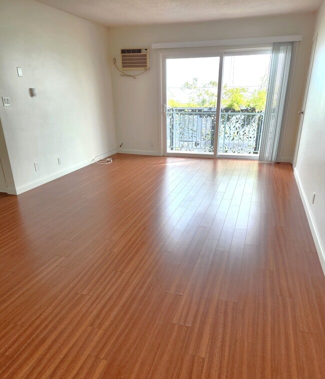 1133 N Hacienda Pl in West Hollywood, CA - Foto de edificio - Building Photo