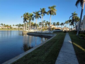 6100 Bahia Del Mar Cir N in St. Petersburg, FL - Building Photo - Building Photo
