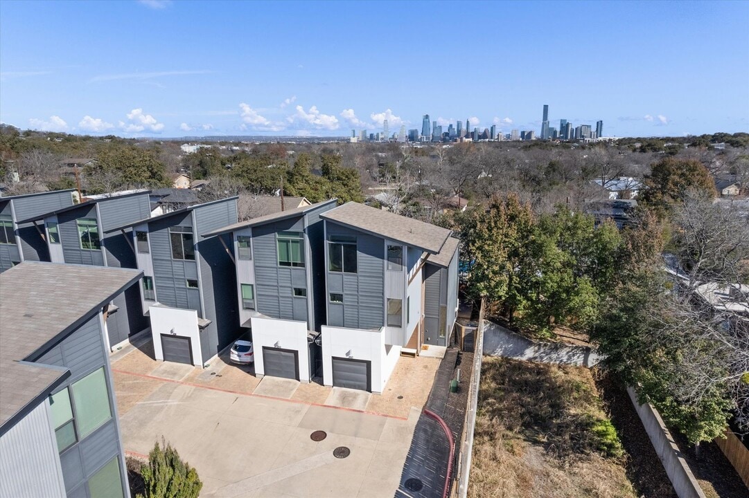 300 Ashley Dawn Lane in Austin, TX - Foto de edificio
