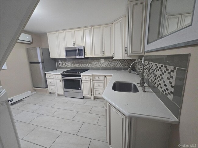 19 Cardinal Ln in East Islip, NY - Foto de edificio - Building Photo