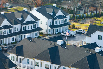 The Seasons at East Northport in East Northport, NY - Foto de edificio - Building Photo