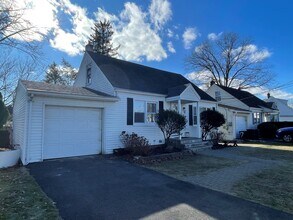 11 Raymond Pl in Hawthorne, NJ - Foto de edificio - Building Photo