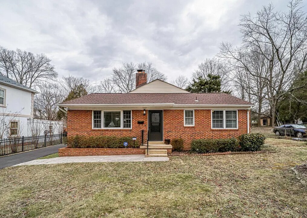 8019 Martha Washington St in Alexandria, VA - Foto de edificio