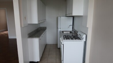 1209 W Sherwin Ave in Chicago, IL - Building Photo - Building Photo