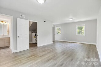 Room in House on Bilmark Ave in Charlotte, NC - Foto de edificio - Building Photo