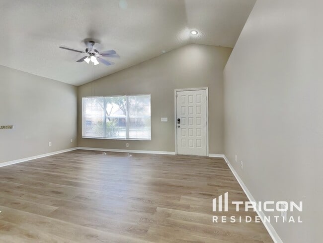 828 Cape Cod Cir in Valrico, FL - Building Photo - Building Photo