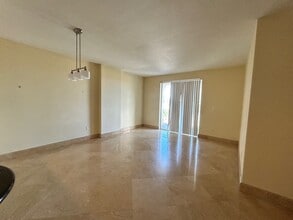 7266 SW 88th St in Miami, FL - Foto de edificio - Building Photo