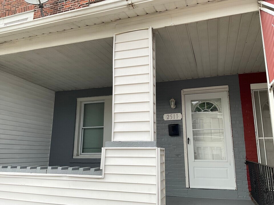 2511 S 61st St in Philadelphia, PA - Building Photo