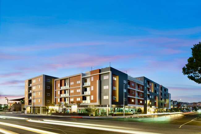 Aspire Apartments in Northridge, CA - Foto de edificio - Building Photo