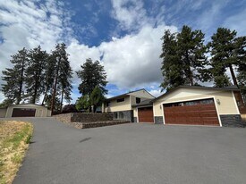 61151 Parrell Rd in Bend, OR - Building Photo