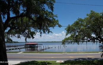 1085 Bayview Ave in Biloxi, MS - Building Photo - Building Photo