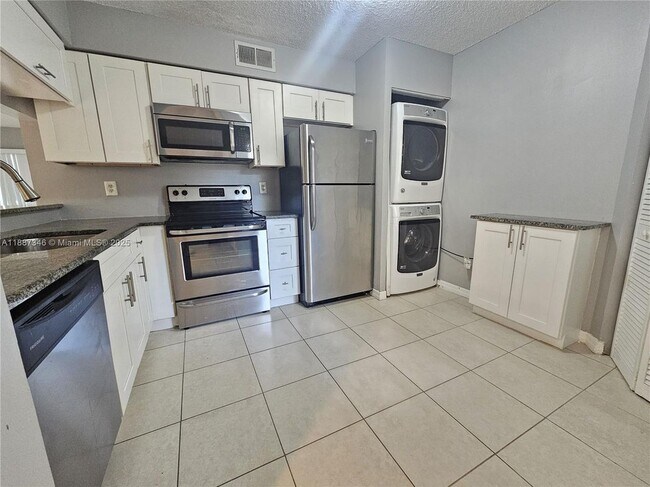 2101 Glenmoor Dr in West Palm Beach, FL - Building Photo - Building Photo