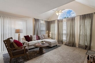 2401 Revere St in Houston, TX - Building Photo - Building Photo