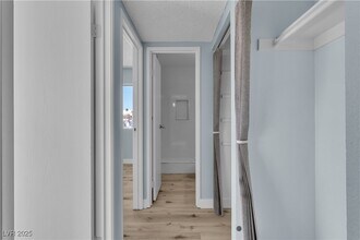 725 N Royal Crest Cir in Las Vegas, NV - Building Photo - Building Photo