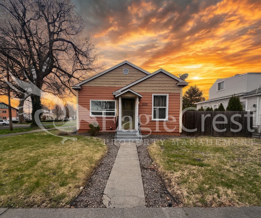 Spacious 3-Bedroom Home with Finished Basement & Fenced Yard in Walla Walla, WA - Building Photo
