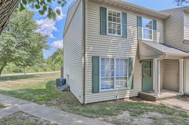 605A English Creek Ct in Champaign, IL - Foto de edificio - Building Photo