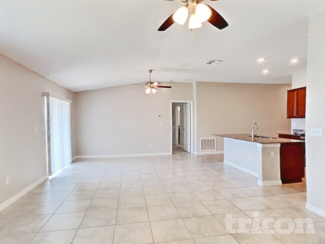 1721 Broad Winged Hawk Dr in Ruskin, FL - Foto de edificio - Building Photo