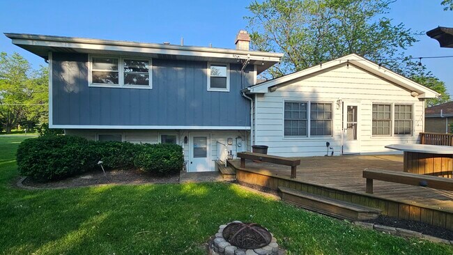 5S300 Tuthill Rd in Naperville, IL - Building Photo - Building Photo