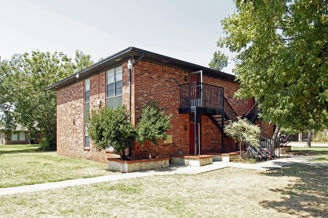 Cedar View Apartments in Edmond, OK - Building Photo