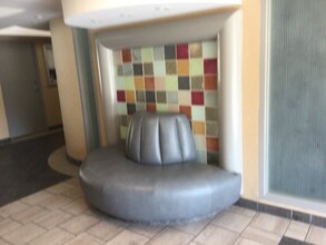 19009 Sherman Way in Los Angeles, CA - Foto de edificio - Building Photo