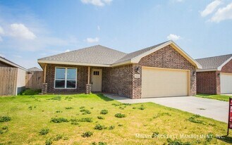 8416 11th St in Lubbock, TX - Building Photo