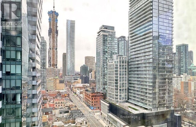 8 Wellesley St W in Toronto, ON - Building Photo - Building Photo