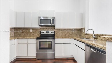 20820 San Simeon Way in Miami, FL - Building Photo - Building Photo