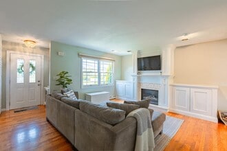 859 E Bay Dr in West Islip, NY - Foto de edificio - Building Photo