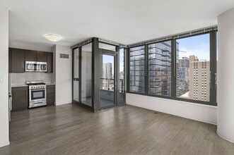 153 W Superior St in Chicago, IL - Foto de edificio - Building Photo