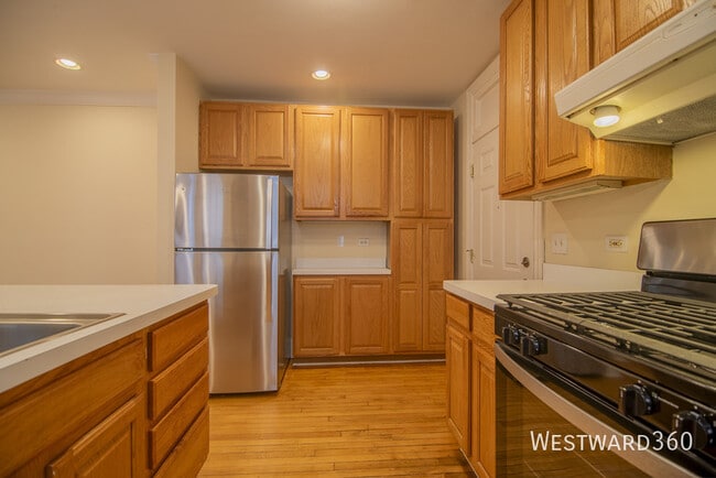 property at 7648 N Greenview Ave