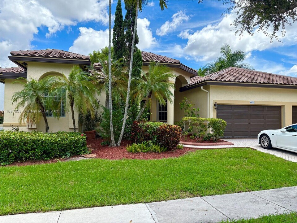1925 NW 167th Terrace in Pembroke Pines, FL - Building Photo