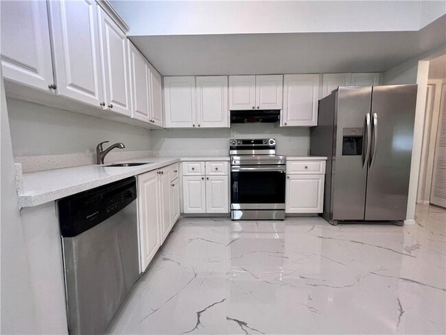 701 N Pine Island Rd, Unit 303 in Plantation, FL - Foto de edificio - Building Photo