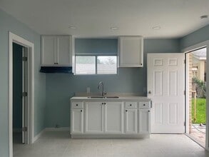 1704 Garfield St-Unit -REAR in Laredo, TX - Building Photo - Building Photo